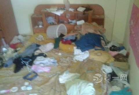 可以看出出租屋内简直就像垃圾场,塑料垃圾,脏乱不堪,就连衣柜也